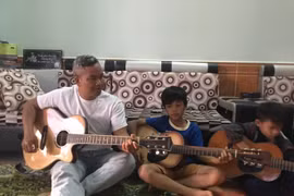 Lớp học đàn miễn phí giữa rừng thông và người cha "đặc biệt" của 4 đứa con