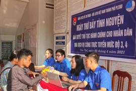 Thành Đoàn Pleiku tổ chức "Ngày thứ bảy tình nguyện" giải quyết thủ tục hành chính