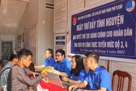 Thành Đoàn Pleiku tổ chức "Ngày thứ bảy tình nguyện" giải quyết thủ tục hành chính