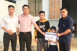 Trao hơn 158 triệu đồng hỗ trợ 2 anh em mồ côi ở xã Trà Đa