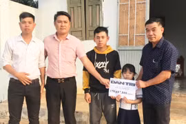 Trao hơn 158 triệu đồng hỗ trợ 2 anh em mồ côi ở xã Trà Đa