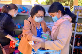 Gia Lai: 500 bệnh nhân nghèo mua sắm miễn phí tại "Siêu thị 0 đồng"