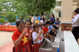 Đưa nước sạch về với học sinh vùng khó Ia Pa