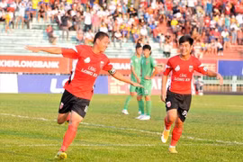 Anh Đức "nổ súng" trận thứ 3 liên tiếp trong ngày trợ lý thầy Park dự khán