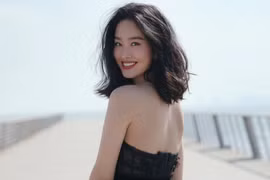 Mỹ nhân kém 30 tuổi tình tứ với cha nuôi tỷ phú của Lưu Diệc Phi: Dáng đẹp như tranh