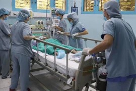 Cha hiến 1 quả thận để bác sĩ ghép thận cứu con trai 9 tuổi