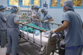 Cha hiến 1 quả thận để bác sĩ ghép thận cứu con trai 9 tuổi