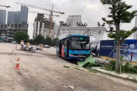 Xe buýt bất ngờ lao lên vỉa hè trước cổng đô thị Ciputra tông chết người
