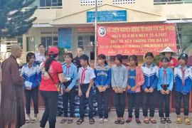 Tặng hơn 400 phần quà cho người nghèo và học sinh xã Hbông