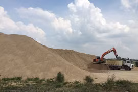 Đắk Lắk: Đề nghị làm rõ vụ bãi cát trái phép khổng lồ suốt 2 năm không dẹp được