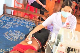 Hội Chữ thập đỏ Công ty Cao su Mang Yang khám bệnh, cấp thuốc miễn phí cho người nghèo