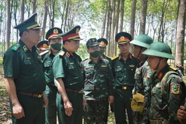 Thứ trưởng Bộ Quốc phòng Hoàng Xuân Chiến kiểm tra công tác phòng-chống dịch trên tuyến biên giới tỉnh Gia Lai