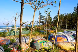 Ghé thăm làng bích họa rực rỡ nhất miền Trung