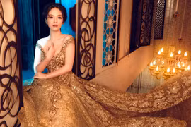 Đan Lê hở lưng trần với đầm cưới