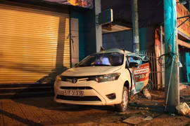 Bị xe container tông, tài xế taxi đang ngủ trên xe thiệt mạng