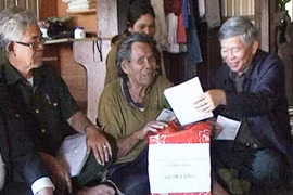 Tặng quà Tết cho hội viên cựu tù chính trị yêu nước