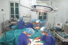 Nối thành công cánh tay gần đứt lìa cho một cụ ông