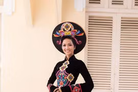 H'hen Niê rạng rỡ với áo dài truyền thống