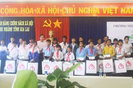 VBSP tỉnh tặng quà Tết cho học sinh có hoàn cảnh đặc biệt khó khăn