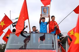 "Rừng người" hâm mộ chào đón đội tuyển U23 Việt Nam về nước