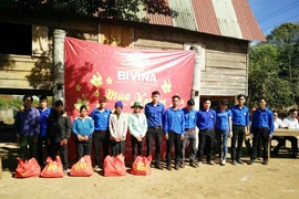 Tặng 125 suất quà cho bà con nghèo