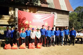 Tặng 125 suất quà cho bà con nghèo