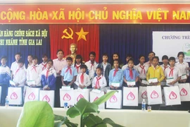 VBSP tỉnh tặng quà Tết cho học sinh có hoàn cảnh đặc biệt khó khăn