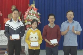 Phó Chủ tịch Thường trực HĐND tỉnh tặng quà cho học sinh Kbang