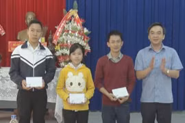Phó Chủ tịch Thường trực HĐND tỉnh tặng quà cho học sinh Kbang