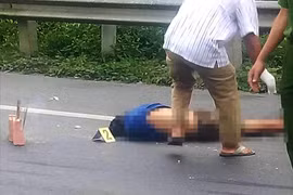 Truy tìm ô tô để lại vệt thắng bên thi thể người đàn ông