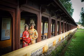 Khánh Ngân, Ngọc Tình chụp ảnh ở Đại nội Huế