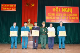 Bộ Chỉ huy Quân sự tỉnh: Khen thưởng 5 cá nhân và 5 tập thể