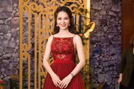 Á hậu Thụy Vân khoe vẻ gợi cảm với đầm xuyên thấu