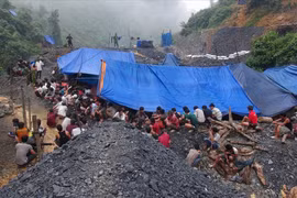 Tan vỡ giấc mộng vàng-Bài 1: Lặn mò cơm áo dưới "địa ngục"