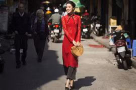 Huyền My diện áo dài cách tân dạo phố
