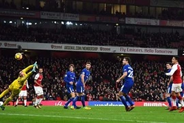 Hòa kịch tính Chelsea, Arsenal giúp MU lấy lại ngôi nhì bảng