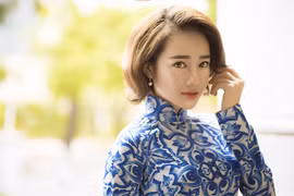 Nhã Phương khác lạ khi để tóc ngắn, diện áo dài gạch bông