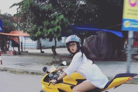 Cô gái Huế xinh đẹp, sành điệu lái moto khiến dân mạng "dậy sóng"