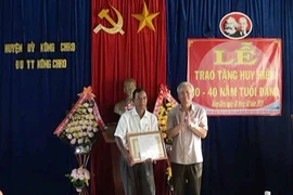 Kông Chro: Trao tặng huy hiệu cho đảng viên