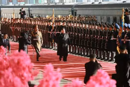 Dân Triều Tiên reo hò tiễn ông Kim Jong Un lên tàu đi Việt Nam