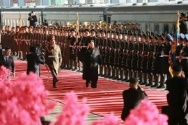 Dân Triều Tiên reo hò tiễn ông Kim Jong Un lên tàu đi Việt Nam