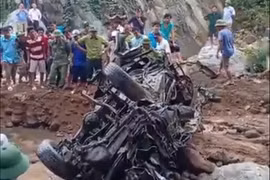 Phát hiện ôtô chở 2 sĩ quan BP đi giúp dân bị lũ cuốn trôi