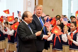 Thứ trưởng Ngoại giao nói về hình ảnh Tổng thống Trump cầm cờ Việt