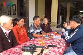 Cha già rơi nước mắt khi nhìn thấy con trai"mất tích" 40 năm trở về