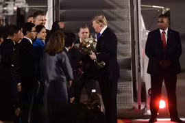 Nữ sinh xinh đẹp tặng hoa cho Tổng thống Donald Trump tối 26/2 là ai?