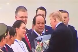 Tiết lộ về nữ sinh tặng hoa Tổng thống Trump khi ông rời Việt Nam