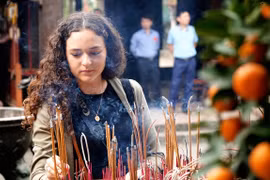 Khách Tây thấy bình yên khi thăm đền thờ Chử Đồng Tử