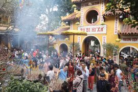 Người dân cả nước tấp nập đi lễ chùa đầu năm
