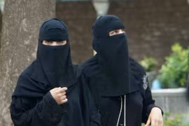 Đến Dubai,tuyệt đối không làm điều này với người phụ nữ mặc áo choàng đen