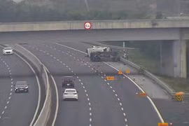 2 ôtô lật nghiêng trên cao tốc Hà Nội-Hải Phòng, 5 người bị thương